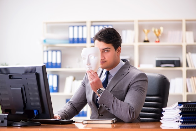 Homem negócios, com, máscara, em, escritório, hipocrisia, conceito