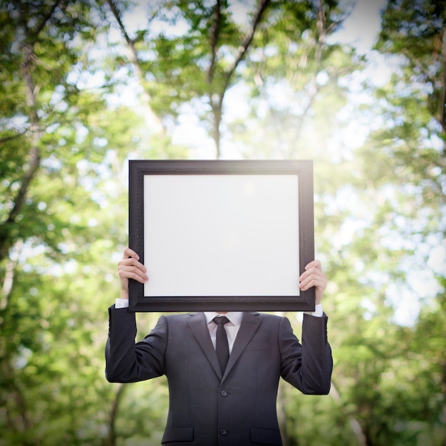 Homem negócios, com, porta retrato, frente, seu, cabeça