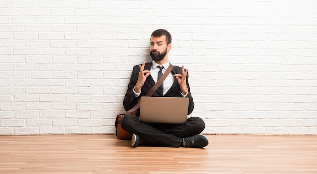 Homem negócios, com, seu, laptop, sentando, chão, orgulhoso, e, self-satisfied, amor, você mesmo, conceito