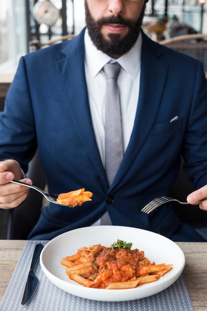 Homem negócios, comendo