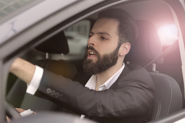 Homem negócios, dirigindo um carro