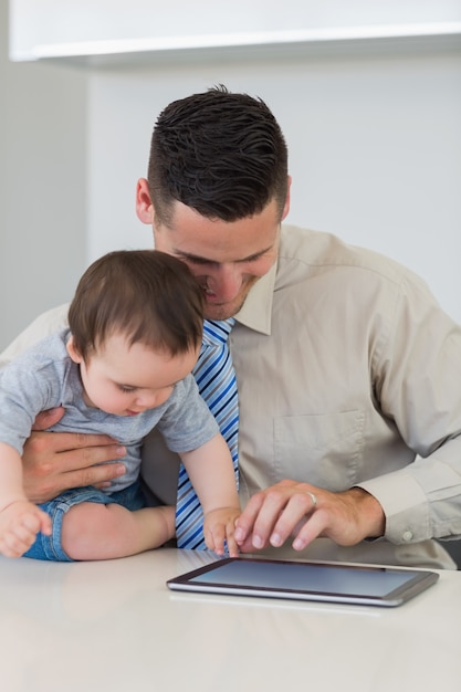 Homem negócios, e, menino bebê, usando, tablete digital