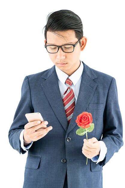 Homem negócios, em, paleto, segurando, smartphone, e, rosa vermelha