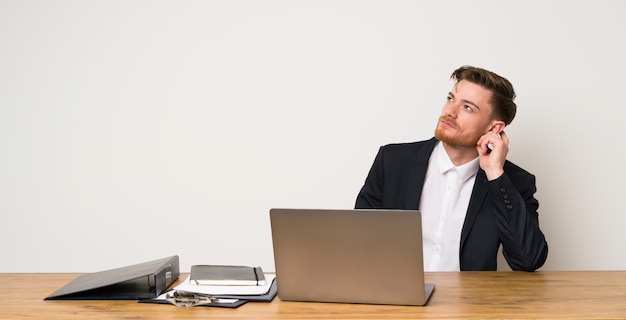 Homem negócios, em, um, escritório, pensando uma idéia