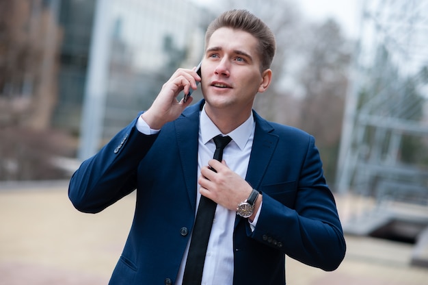 Homem negócios, falando telefone, na rua