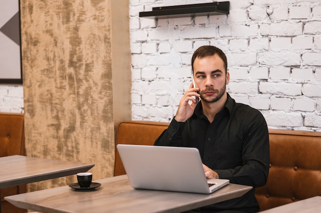 Homem negócios, falando telefone pilha, em, café