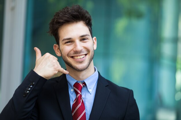 Homem negócios, fazendo uma chamada, mim, sinal, e, sorrindo