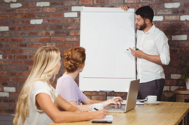 Homem negócios, instruindo, sobre, whiteboard, para, colegas