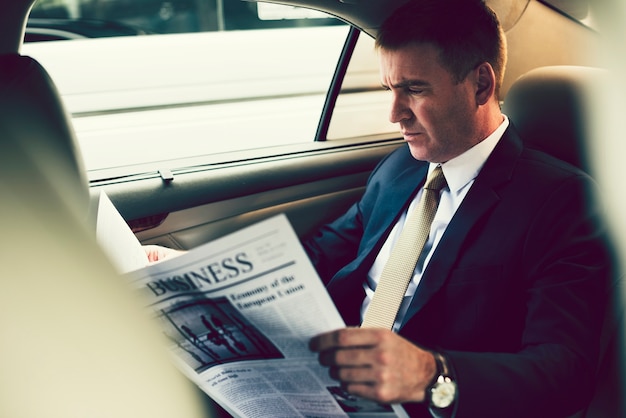 Homem negócios, leitura, a, notícia, carro