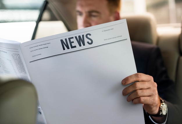 Homem negócios, lendo jornal, carro, dentro