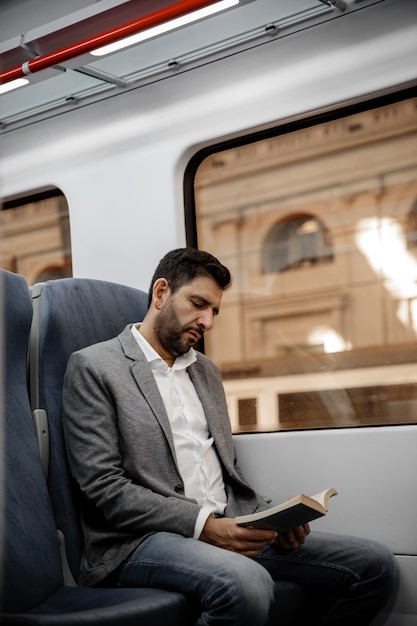 Homem negócios, lendo um livro