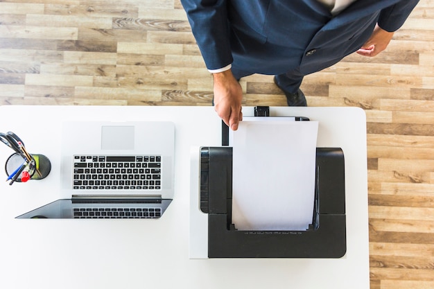 Foto homem negócios, levando, papel, de, impressora, em, escritório