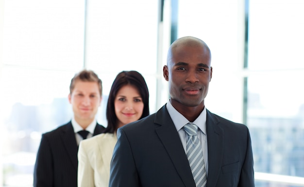 Homem negócios, liderar, seu, equipe