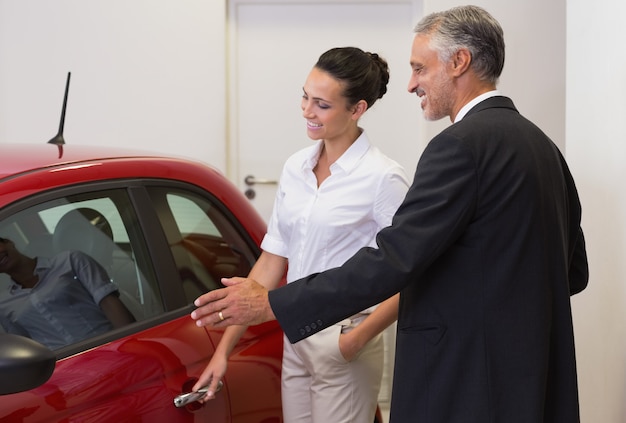 Homem negócios, mostrando, um, car, para, um, mulher