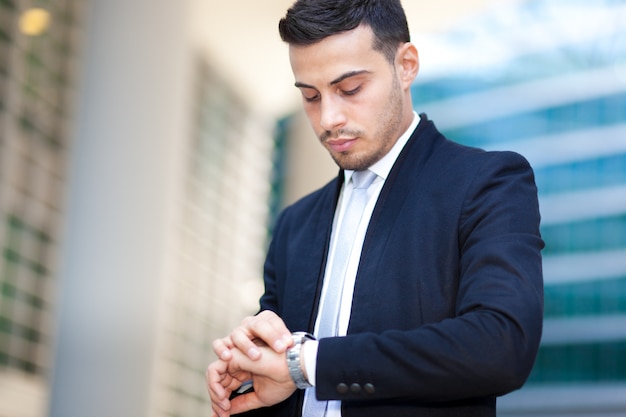 Homem negócios, observar, a, tempo