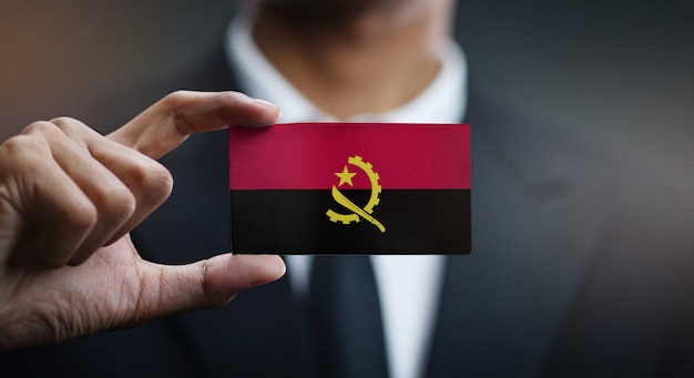 Homem negócios, segurando, cartão, de, bandeira angola