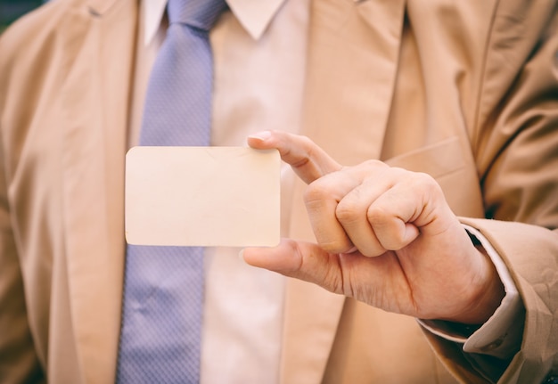 Homem negócios, segurando, cartão negócio