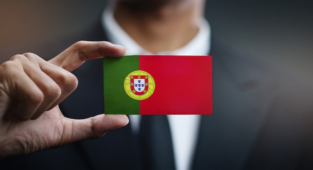 Homem negócios, segurando, cartão, portugal, bandeira