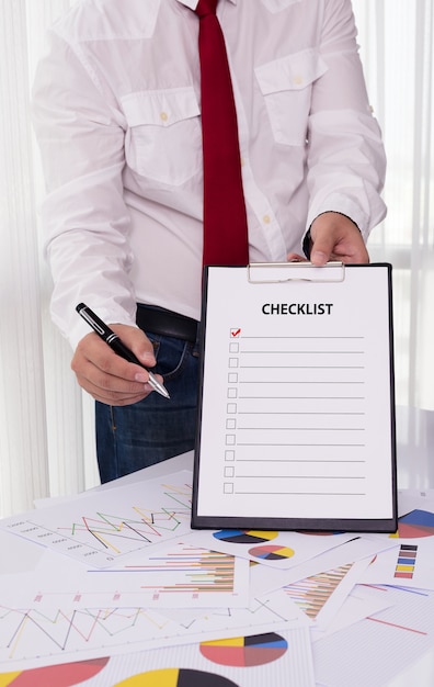 Homem negócios, segurando clipboard, com, checklist, contra