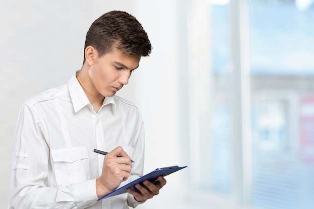 Homem negócios, segurando clipboard