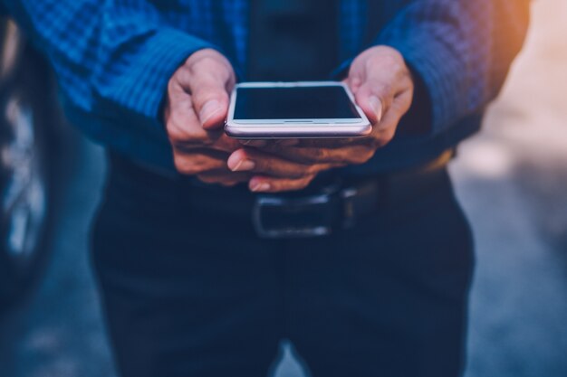 Homem negócios, segurando, esperto, telefone, usando, internet, online