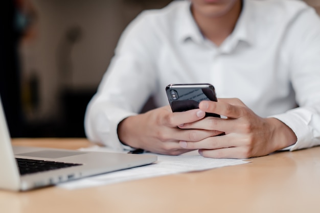 Homem negócios, segurando, telefone, em, mãos