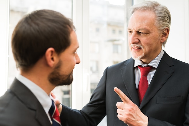 Homem negócios sênior, conversa, um, jovem, colega