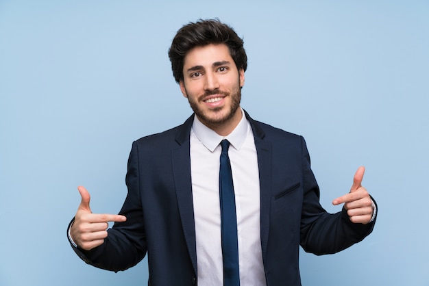 Homem negócios, sobre, isolado, parede azul, orgulhoso, e, self-satisfied