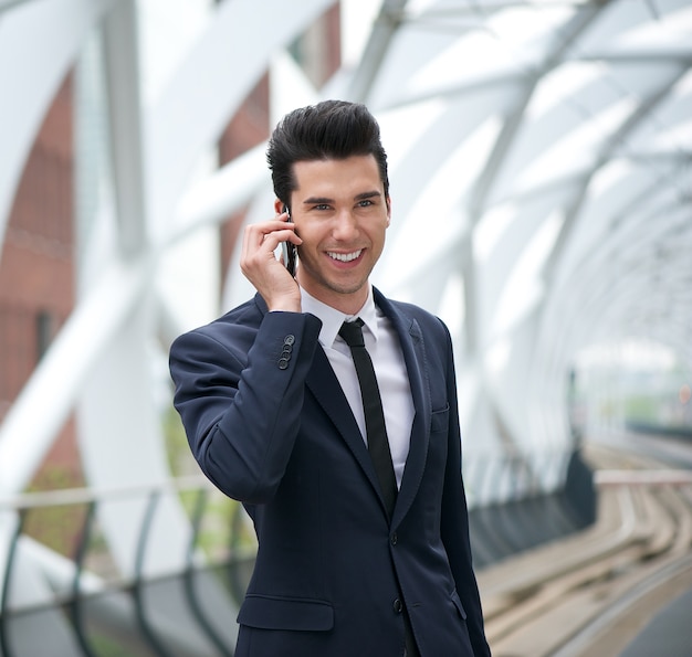 Homem negócios, sorrindo, e, conversa telefone