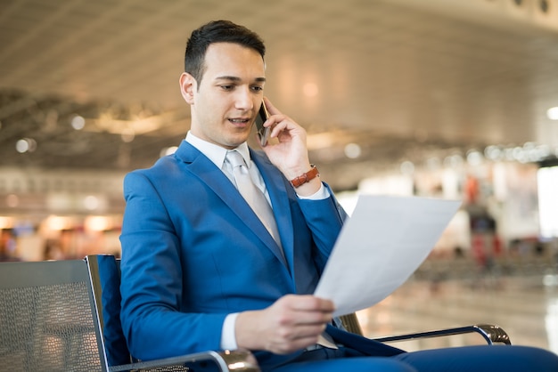 Homem negócios, telefone pilha