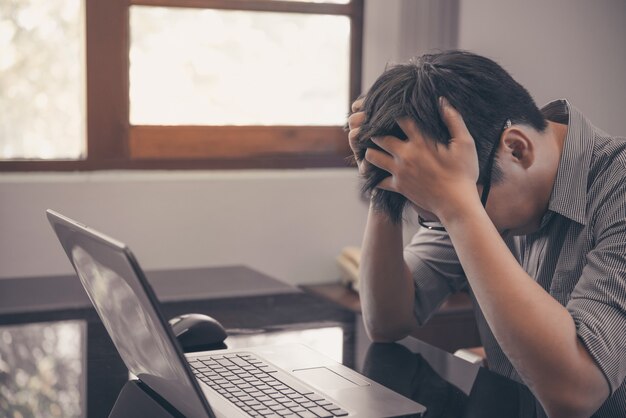 Homem negócios, tendo, tensão, com, computador laptop, trabalhando, escritório, tensão, e, excesso de trabalho