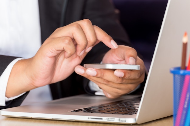 Homem negócios, trabalhando, com, caderno, e, telefone móvel