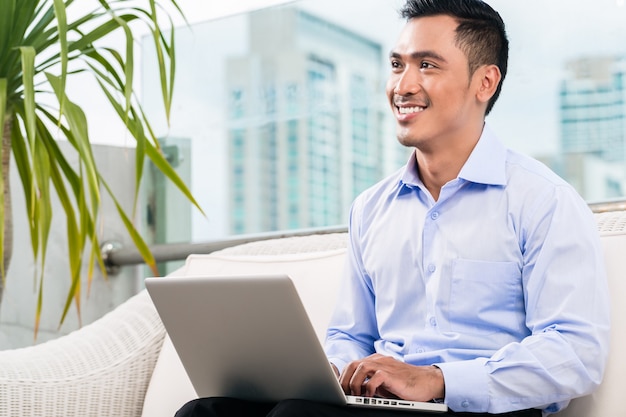 Homem negócios, trabalhando, com, laptop, casa