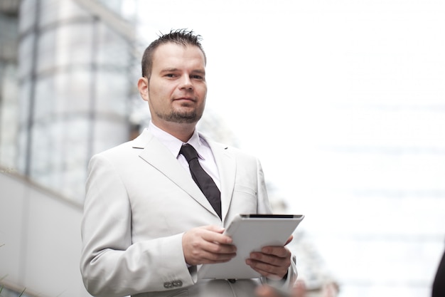 Homem negócios, trabalhando, com, tablete digital, em, urbano, meio ambiente