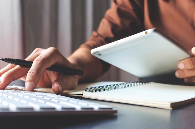 Homem negócios, trabalhando, em, escritório