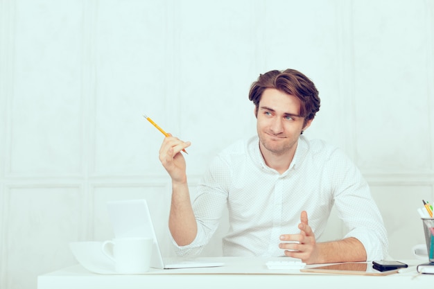 Homem negócios, usando computador portátil, com, tabuleta, e, caneta