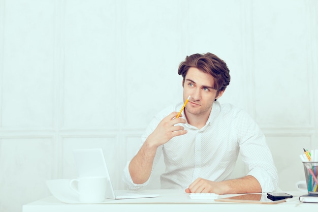 Homem negócios, usando computador portátil, com, tabuleta, e, caneta