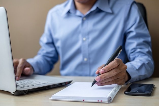 Homem negócios, usando, laptop, análise, marketing, plano