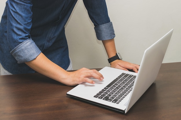 Homem negócios, usando, laptop