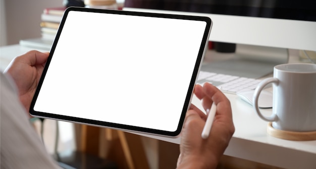 Homem negócios, usando, tablete digital, em branco, exposição tela