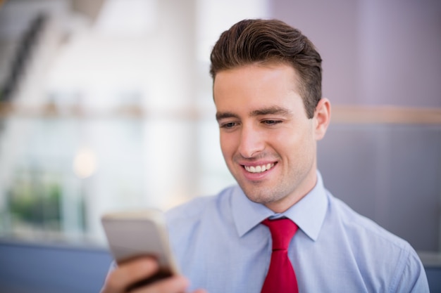 Homem negócios, usando telefone móvel