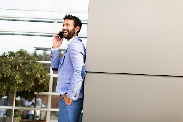 Homem negócios, usando, telefone móvel