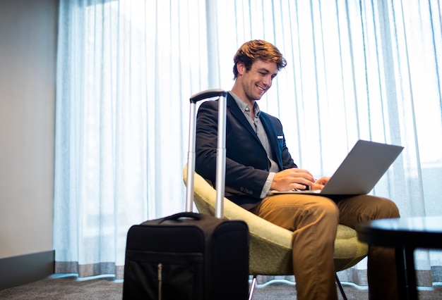 Homem negócios, usando um computador