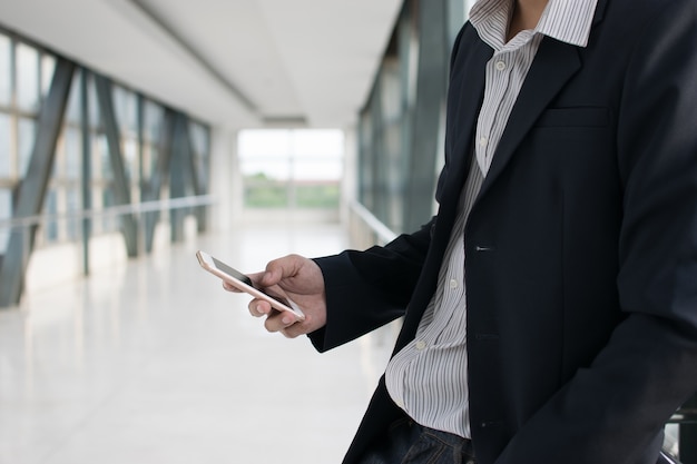 Homem negócios, usando, um, smartphone