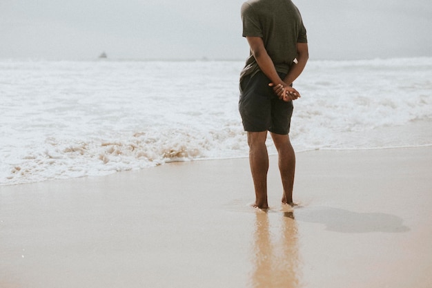 Homem negro à beira-mar