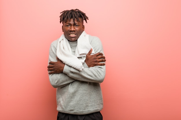 Foto homem negro africano de aptidão jovem esfriando devido à baixa temperatura ou uma doença.