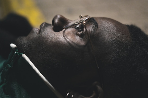 Foto homem negro afro-americano bonito na rua