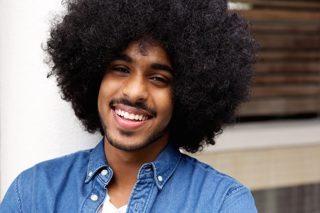 Homem negro alegre com afro