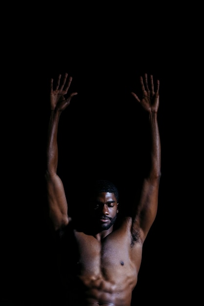 Homem negro alongando os músculos das costas