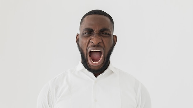 Foto homem negro americano gritando de frente